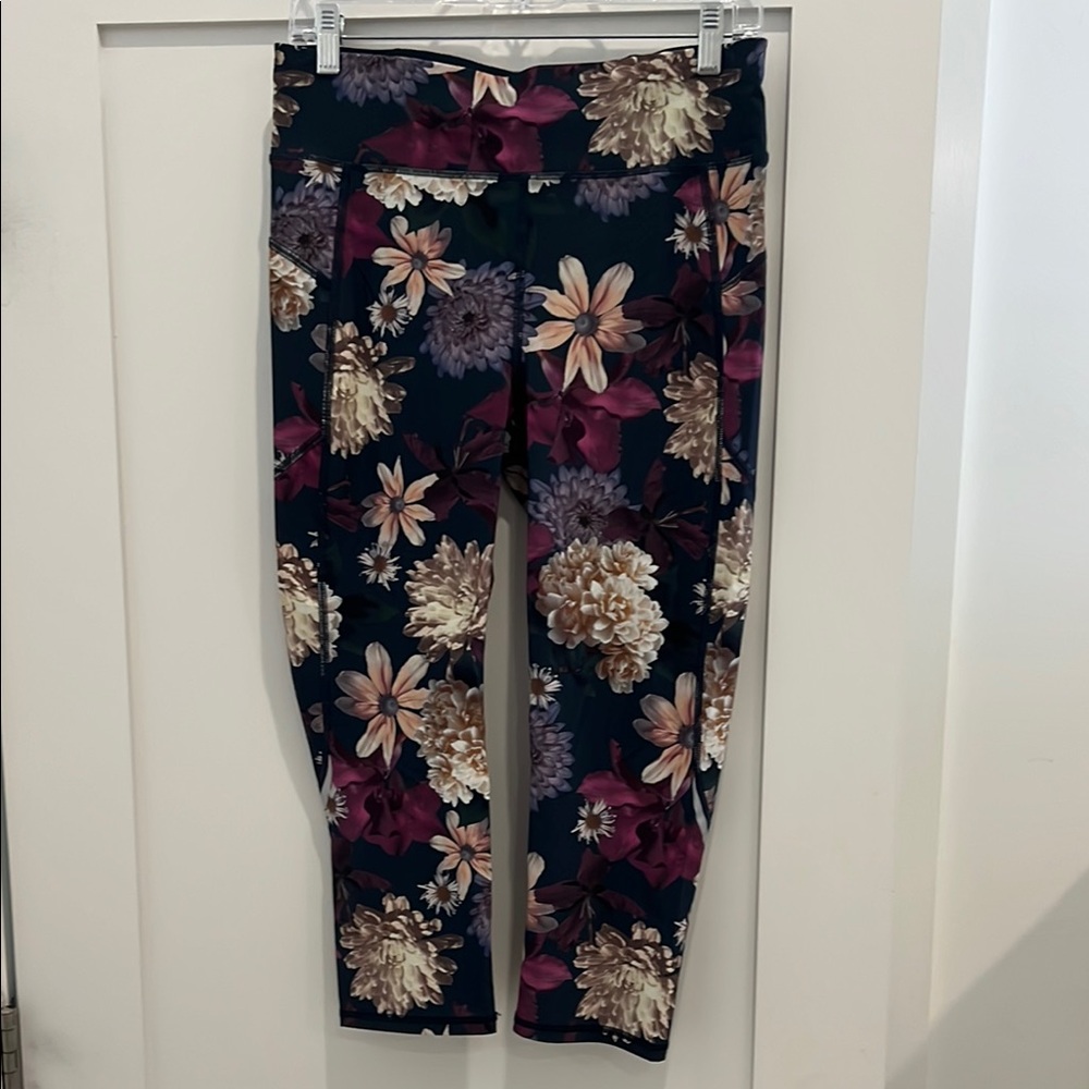 Sweaty Betty Zero Gravity Leggings - Navy and Cream Flower pattern in size Large